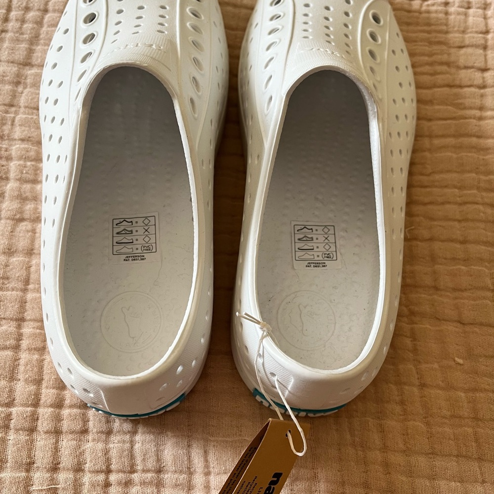 NWT Native Jefferson White Slip-On Shoes waterproof Women’s Size 7 - Picture 6 of 6